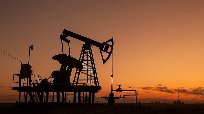 Giá dầu thế giới vượt mốc 100 USD/thùng